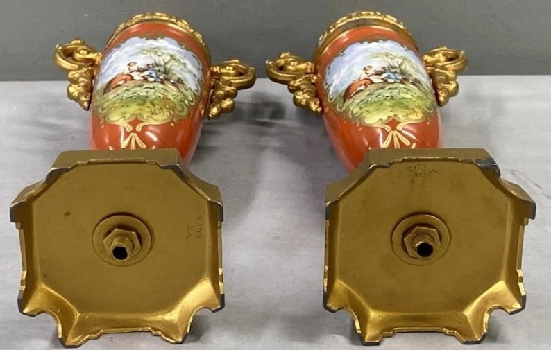 K&ouml;nnte beinhalten: Paar antike Porzellanvasen mit goldenen Akzenten und bemalten Blumen- und Landschaftsmotiven. Die Basen sind achteckig und haben eine goldene Oberfl&auml;che.