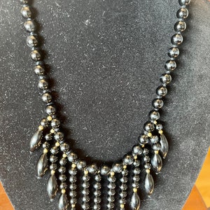 Prachtige zwarte onyx stenen ketting met goudkleurige kralenaccenten