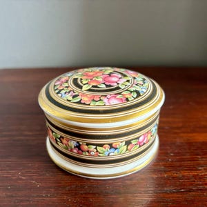 Lovely 1990s WEDGWOOD Clio Bone China Floral Lidded Jewelry / Ring Box