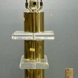 Mid-Century Modern Messing & Lucite Tischlampe | Abgestufte Hollywood Regency-Beleuchtung | MCM Geometrische Lampe - MCM Decor