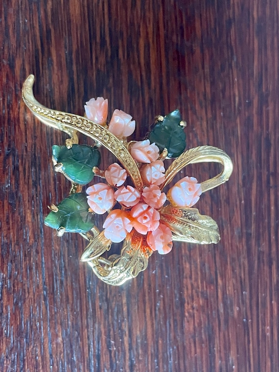 ビンテージ ブローチ 珊瑚 花 彫刻 翡翠 葉 彫刻 フラワー カメオ 246 直販店 ビンテージ ブローチ 珊瑚 花 彫刻 翡翠 葉 彫刻 フラワー
