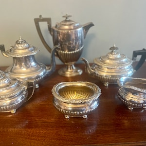 Reed and Barton, &quot;Sulgrave Manor&quot;, 20th Century Tea & Coffee Set