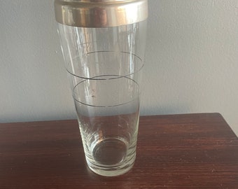 Vintage glazen cocktailshaker met metalen deksel
