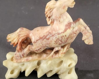 中国彫刻の緑色の石の馬の彫刻像 - Etsy 日本