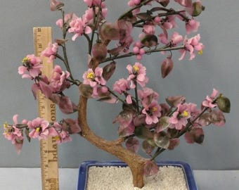Vintage asiatische Glas Jade Bonsai Baum | Rosa Kirschblüte Blumenskulptur | Edelstein-Stil dekorativer Baum im blauen Topf