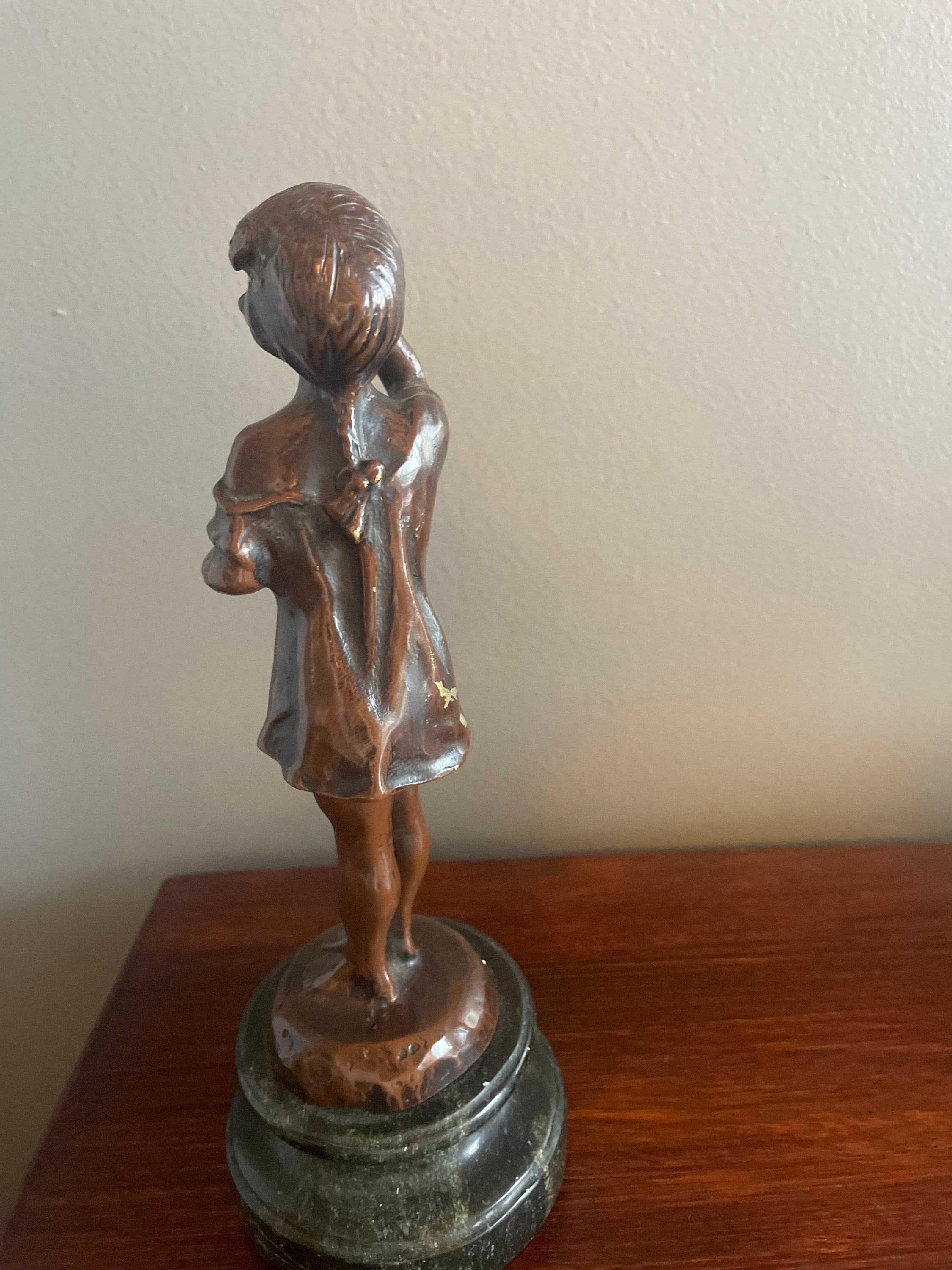 大理石の台座に取り付けられた、美しいヴィンテージのブロンズ像の少女