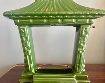 Wunderschöne grüne Keramik Pagode Schreibtischlampe in schönem VINTAGE Zustand.