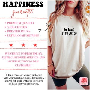 K&ouml;nnte beinhalten: Cremefarbenes T-Shirt mit dem Text "be kind stay weird" in schwarzer gotischer Schrift. Das Shirt besteht aus 100 % Baumwolle und ist in den USA bedruckt. Das Bild enth&auml;lt auch Text &uuml;ber Premiumqualit&auml;t und Kundenservice.