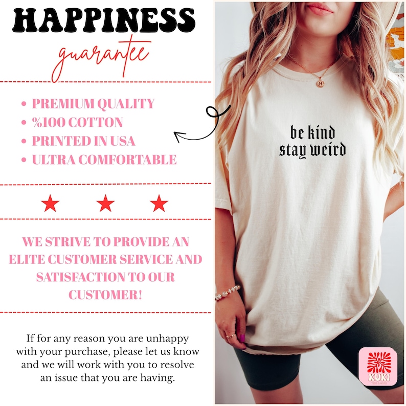 K&ouml;nnte beinhalten: Cremefarbenes T-Shirt mit dem Text "be kind stay weird" in schwarzer gotischer Schrift. Das Shirt besteht aus 100 % Baumwolle und ist in den USA bedruckt. Das Bild enth&auml;lt auch Text &uuml;ber Premiumqualit&auml;t und Kundenservice.