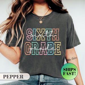 Shirt comfort kleuren zesde leerjaar, retro T-shirt voor leraar zesde leerjaar, terug naar school team T-shirt, Groovy Varsity Middle School Crew Gift