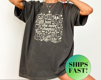 Comfort Colors® One More Chapter Halloween-t-shirt, Halloween-spökt-tröja, bokälskare-present, lärar-Halloween-tröja, söt spökt-tröja