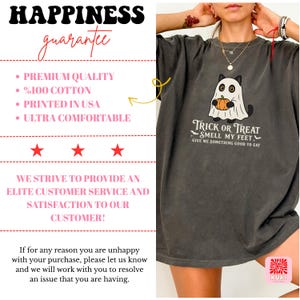 Pu&ograve; includere: Una t-shirt grigio antracite con la grafica di un gatto nero che indossa un lenzuolo da fantasma bianco e tiene in mano una zucca arancione. Il testo recita Trick or Treat Smell My Feet Give Me Something Good To Eat. La maglia ha un girocollo.