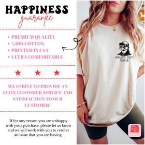 Pode incluir: Camiseta creme com um gr&aacute;fico de uma lontra usando &oacute;culos de sol e bon&eacute;, com o texto "WORLD'S BEST POTTER". A camisa &eacute; feita de 100% algod&atilde;o e impressa nos EUA.