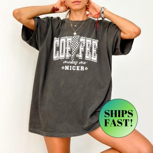 Kaffee macht mich schöner Shirt, Kaffee Shirt, Kaffee-Liebhaber-Shirt, Kaffeetrinker Shirt, Geschenk für Kaffeeliebhaber, Shirt für Frauen, Komfortfarben