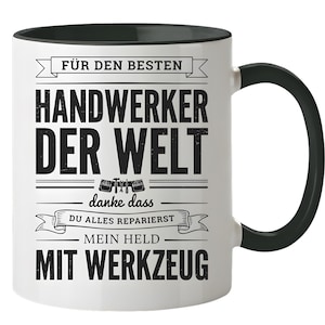 Könnte beinhalten: Ein weißer Keramikbecher mit schwarzem Innenraum und schwarzem Henkel, bedruckt mit dem schwarzen Text: FÜR DEN BESTEN HANDWERKER DER WELT, danke dass DU ALLES REPARIERST, MEIN HELD MIT WERKZEUG, sowie einer kleinen Grafik eines Werkzeuggürtels.