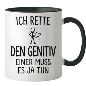 Könnte beinhalten: Eine weiße Keramik-Tasse mit schwarzem Henkel und schwarzem Innenrand. Auf der Vorderseite befindet sich ein schwarzes Strichmännchen mit Umhang, umgeben von blauen Funken, sowie der Text: ICH RETTE DEN GENITIV EINER MUSS ES JA TUN in Schwarz.