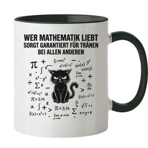 Könnte beinhalten: Ein weißer Keramikbecher mit schwarzem Henkel und schwarzem Innenrand. Auf der Vorderseite befindet sich eine schwarze Grafik einer mürrischen Katze, umgeben von verschiedenen mathematischen Formeln und dem Text: WER MATHEMATIK LIEBT SORGT GARANTIERT FÜR TRÄNEN BEI ALLEN ANDEREN.