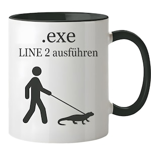 Könnte beinhalten: Ein weißer Keramikbecher mit schwarzem Henkel und Rand. Auf der Vorderseite befindet sich der schwarze Text .exe und LINE 2 ausführen sowie eine schwarze Grafik einer Strichmännchen-Figur, die eine Eidechse an der Leine führt, auf weißem Grund.
