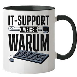 Può includere: Tazza in ceramica bianca con interno e manico neri. La tazza presenta il testo "IT-SUPPORT WEISS WARUM" in nero, insieme a illustrazioni di computer, tastiera e mouse. Progettata per i professionisti IT.