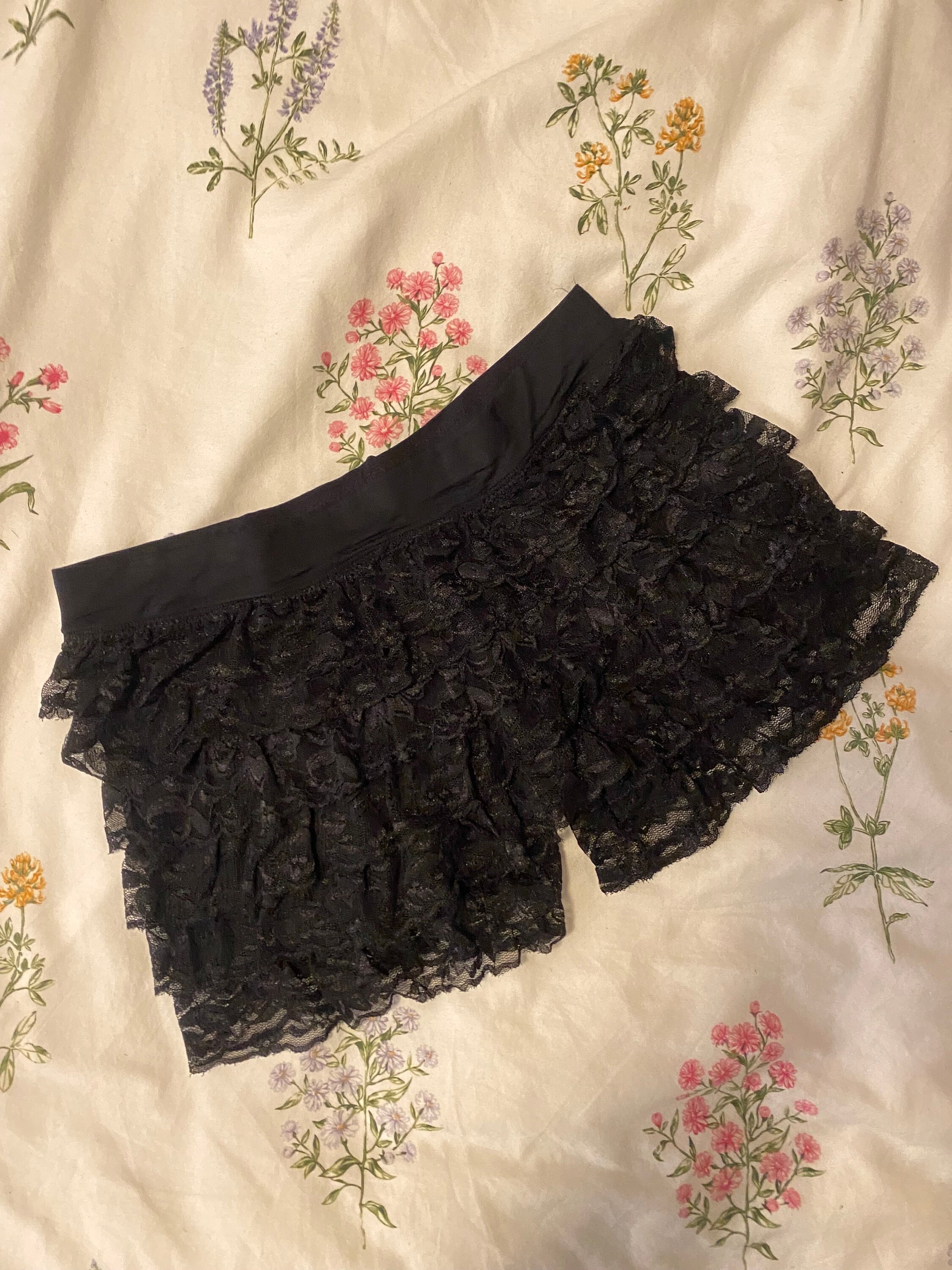 Lace ruffle shorts hotsell