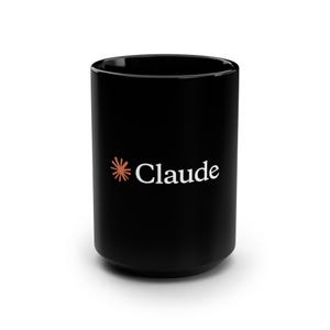 Op de afbeelding: Een zwarte keramische mok met de naam "Claude" in witte letters. Een roestkleurig asterisk-achtig ontwerp staat links van de naam. De mok is cilindrisch en heeft een glanzende afwerking.