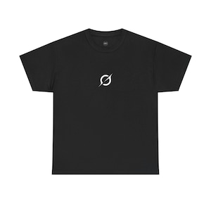 Może przedstawiać: Czarny t-shirt z małą białą grafiką na piersi. Grafika to stylizowana, zakrzywiona linia z małym kółkiem. Koszulka ma okrągły dekolt i krótkie rękawy. Materiał wydaje się być miękką mieszanką bawełny.
