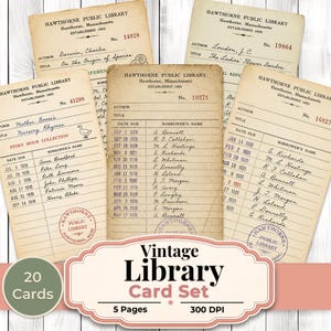 Könnte beinhalten: Ein Set aus zwanzig Bibliothekskarten im Vintage-Stil mit dem Kopf Hawthorne Public Library, gedruckten Zeilen für Autor, Titel und Entleihernamen sowie Daten und kreisförmigen Bibliotheksstempeln auf beigem, gealtertem Papier.