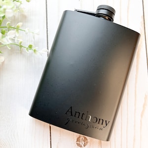 Padrinos de boda personalizados Matraz negro mate /Regalos de padrinos de boda / Frasco para padrinos de boda / Frasco de cadera /Regalos para la fiesta del novio