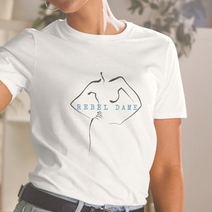 Rebel Dame Tee, mots inspirants positifs, corps féminin graphique, t-shirt unisexe