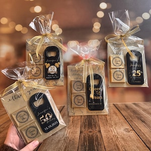 Ouvre-bouteille aimanté personnalisé, cadeaux de fête personnalisés, cadeau d'anniversaire, 30e, 35e, 40e, 50e, 60e sur le thème de l'or noir, souvenir d'anniversaire,