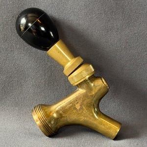 Grifo de latón antiguo, manija de grifo ~ años 50-70, pomo de plástico negro ~ Barril de cerveza, vino o whisky
