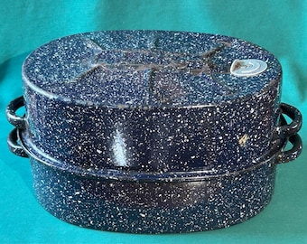 Assadeira vintage Lisk Graniteware, com detalhes em azul marinho e branco, ideal para cozinhar ou decorar estilo rústico.