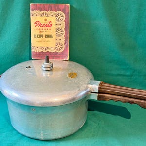 Olla a presión Presto Modelo 405 de 1948 ~ Utensilios de cocina de aluminio de mediados de siglo ~ Asas de baquelita ~ Balancín y manual originales