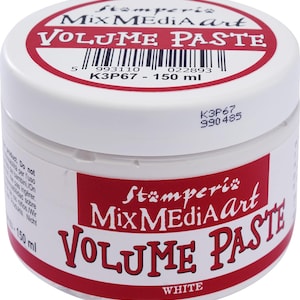Może przedstawiać: Biała pasta do tworzenia objętości w plastikowym słoiku z czerwoną etykietą z napisem "Stamperia Mix Media Art Volume Paste White". Słoik ma pojemność 150 ml.