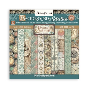 Op de afbeelding: Een pakket dubbelzijdig scrapbookpapier met vintage ontwerpen. Het papier heeft klokken, bloempatronen en tandwielen. De tekst op de verpakking luidt "BACKGROUNDS Selection" en "GARDENS OF TIME". De vellen meten 20,3 x 20,3 cm.