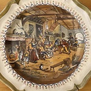 2 Grands Assiettes En Faïence Polychrome Personnages Très Bon État 33 Cm image 4