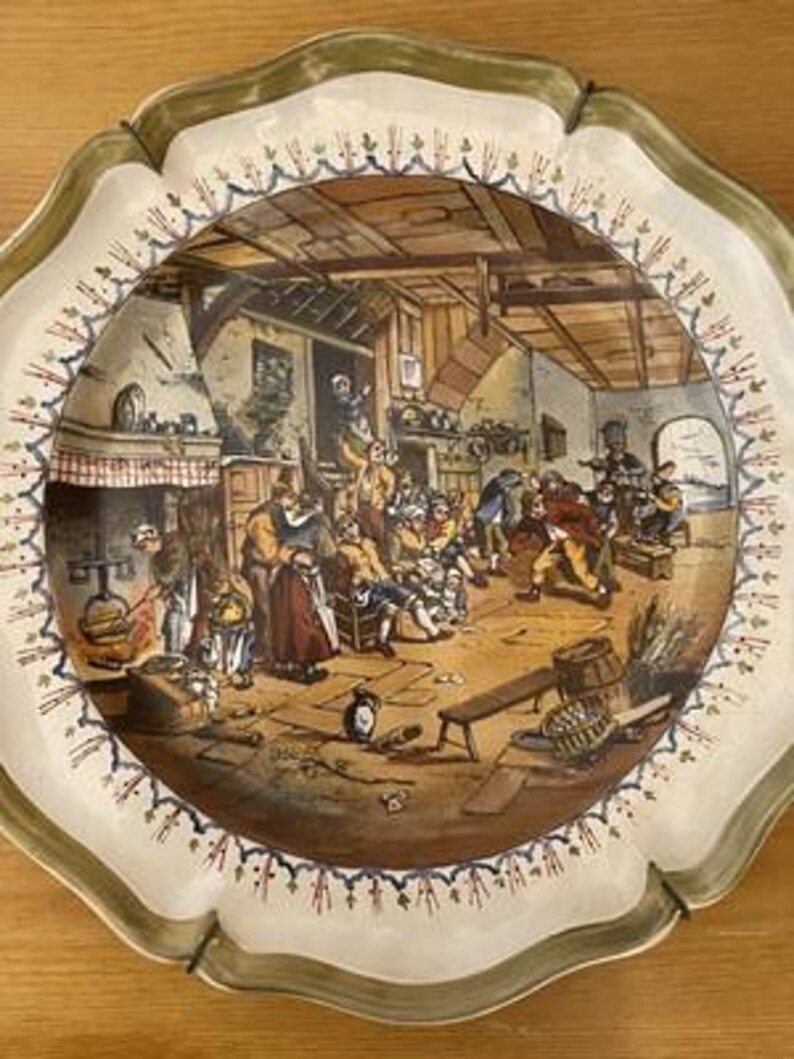 2 Grands Assiettes En Faïence Polychrome Personnages Très Bon État 33 Cm image 4