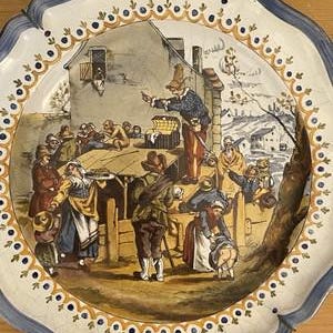 2 Grands Assiettes En Faïence Polychrome Personnages Très Bon État 33 Cm image 3