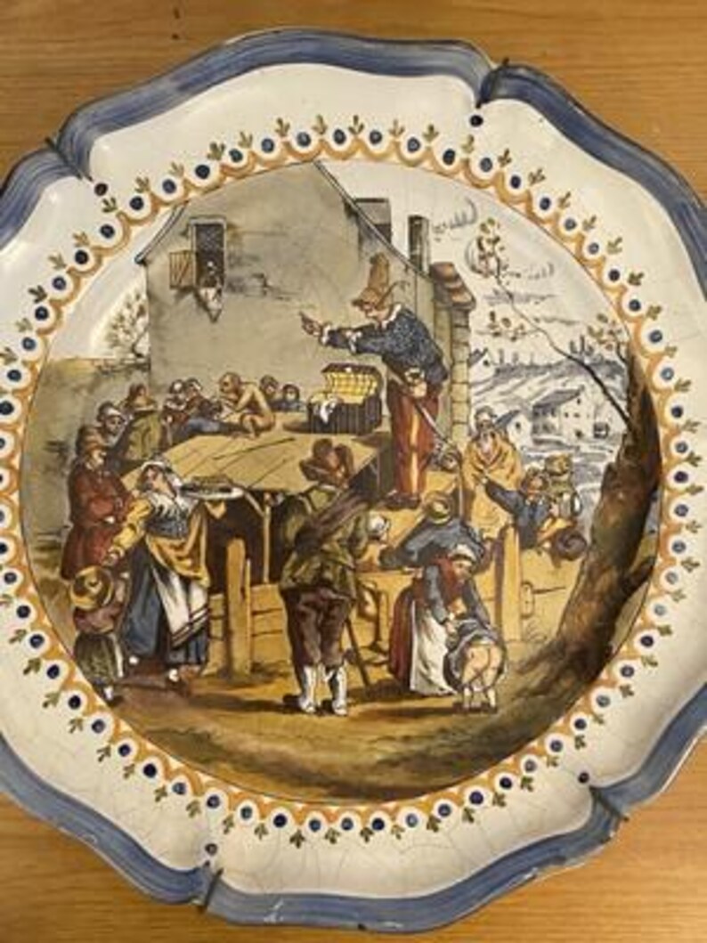 2 Grands Assiettes En Faïence Polychrome Personnages Très Bon État 33 Cm image 3