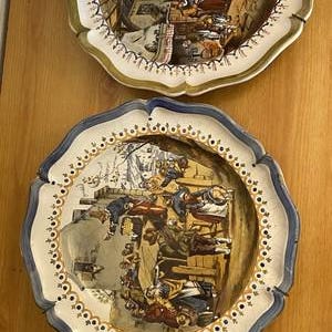 2 Grands Assiettes En Faïence Polychrome Personnages Très Bon État 33 Cm image 5