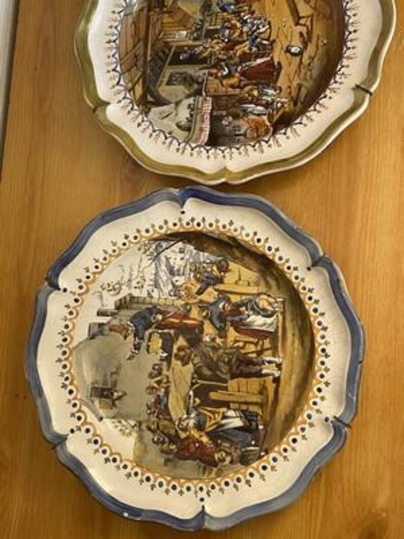2 Grands Assiettes En Faïence Polychrome Personnages Très Bon État 33 Cm image 5