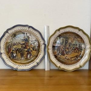 2 Grands Assiettes En Faïence Polychrome Personnages Très Bon État 33 Cm image 1