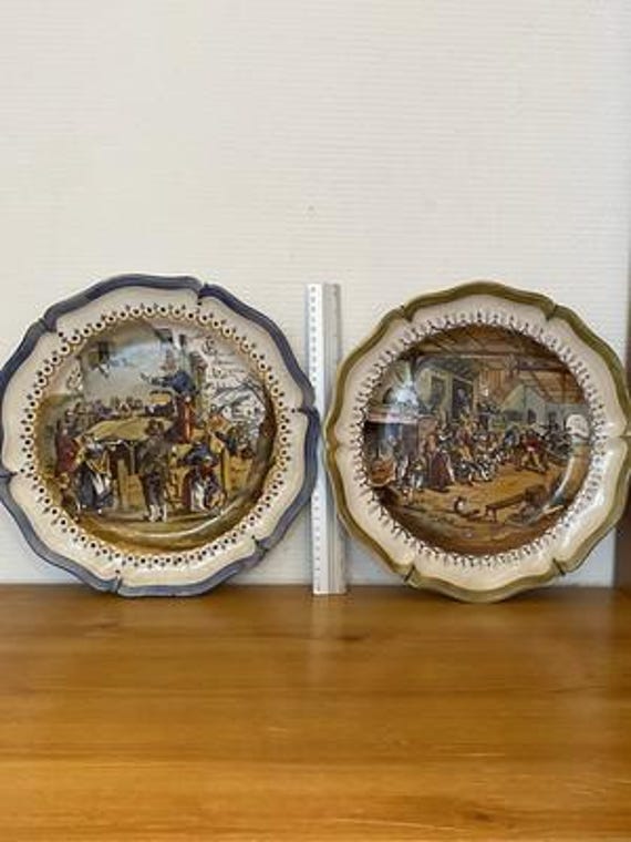 2 Grands Assiettes En Faïence Polychrome Personnages Très Bon État 33 Cm