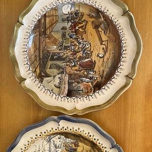 2 Grands Assiettes En Faïence Polychrome Personnages Très Bon État 33 Cm image 6