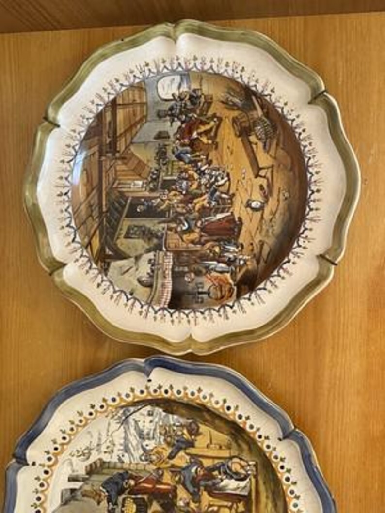2 Grands Assiettes En Faïence Polychrome Personnages Très Bon État 33 Cm image 6