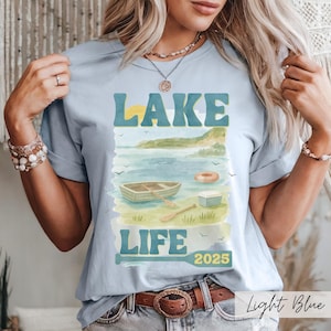 Camiseta Lake Life 2025, camiseta Summer Lake House, camiseta com tubo de remo e canoa aquarela, camiseta gráfica Lake Vacation, camiseta de aventura no cais