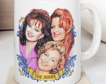 The Judds Keramiktasse 11 Unzen Klassische Countrymusik-Tasse, Naomi Judd-Tasse, Wynonna Judd-Tasse, Ashley Judd-Tasse. Bild auf beiden Seiten der Tasse.