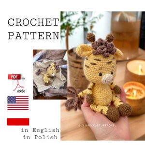 Könnte beinhalten: Häkelanleitung für ein süßes Giraffen-Amigurumi-Spielzeug. Das Muster ist im PDF-Format sowohl in Englisch als auch in Polnisch verfügbar. Die Giraffe ist gelb mit braunen Flecken und hat eine braune Nase und Augen. Die Giraffe sitzt auf einer Hand.
