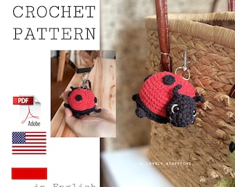 Puede incluir: Patrón de crochet para un llavero de mariquita en rojo y negro. El patrón está disponible en inglés y polaco. El patrón PDF está disponible para descargar.