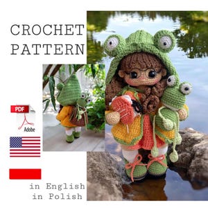 Könnte beinhalten: Häkelanleitung für eine grüne Froschpuppe mit Brille und einem gelben und orangenen Kleid. Die Puppe hält eine kleinere grüne Froschpuppe. Die Anleitung ist in Englisch und Polnisch verfügbar.